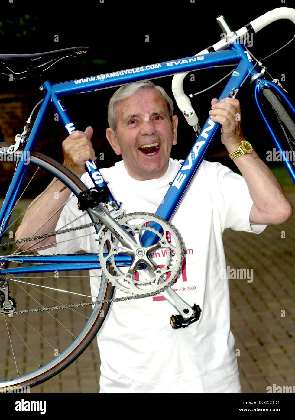 comedian-norman-wisdom-gets-on-his-bike-to-support-the-first-british-G52TD1.jpg