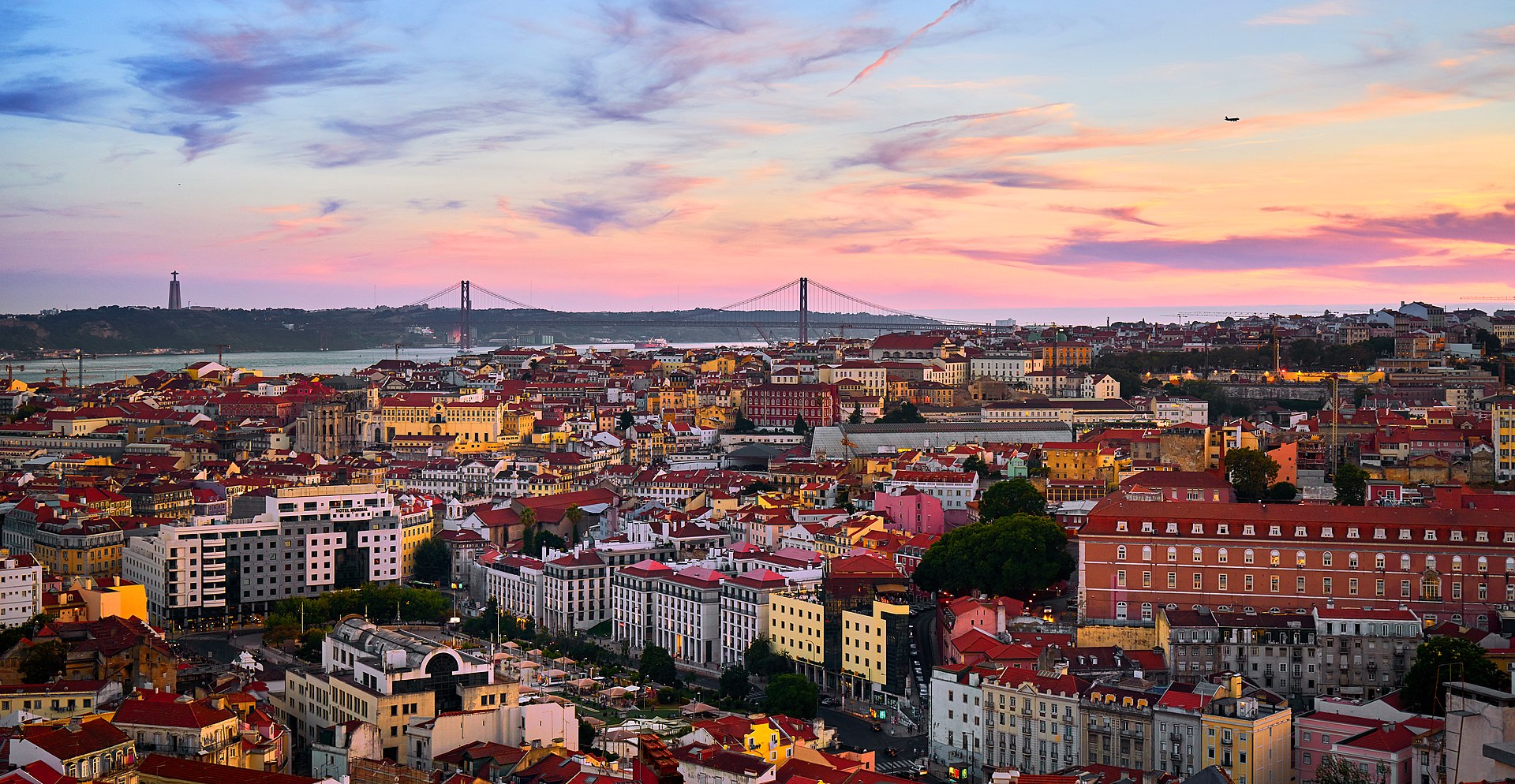 1920px-Lisbon_(36831596786)_(cropped)[1].jpg